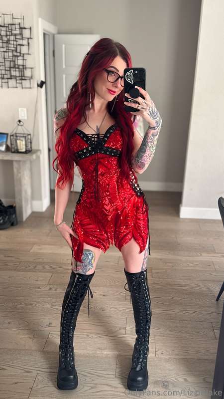 Birthday girl 🥳Want some cake? 🤭 —> @lizziblakecams 🍑