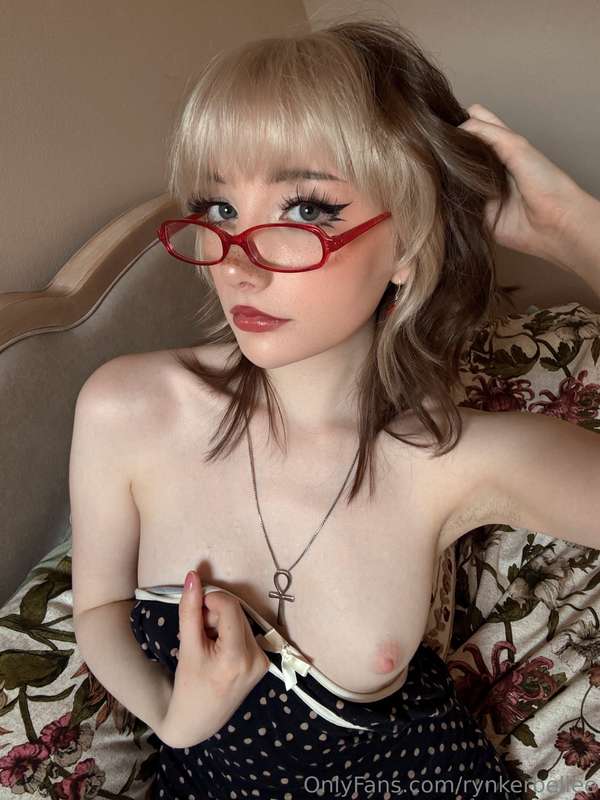 Feel like a sexy secretary in these glasses ;3 I’ll be filmi..