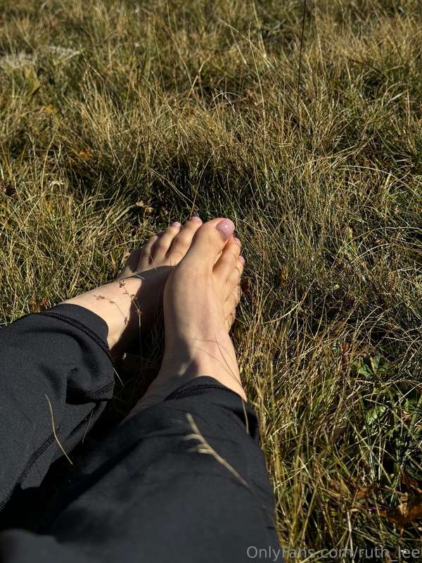 can you imagine my feet around your cock?👣