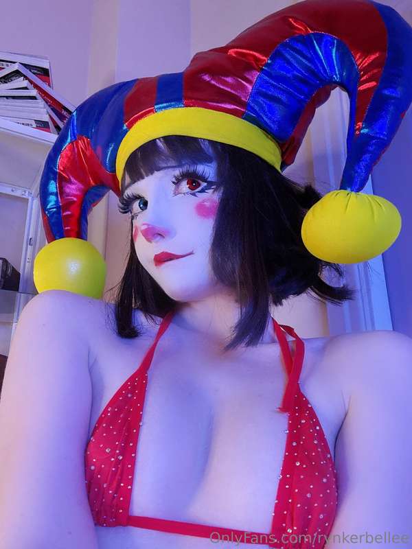 the clown makeup STAYS ONEveryone’s favourite (slightly.. ma..
