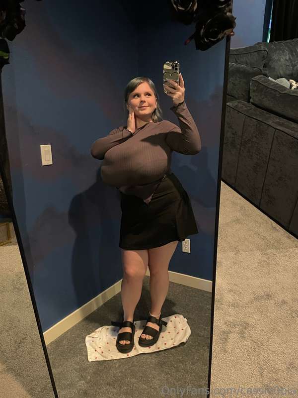 Going on a date hehe this is my outfit and what I’m hiding u..