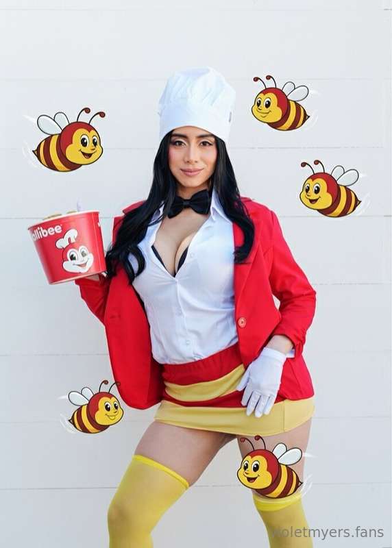 19/31 Days Of Cosplay🐝 Jollibee Hottie!!!! Cum and get it wh..