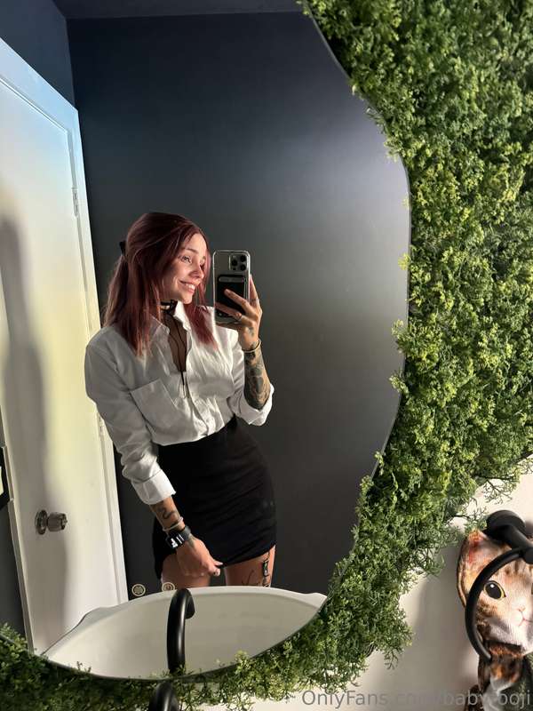Sexy coworker on duty 😉 how can I distract you from work tod..