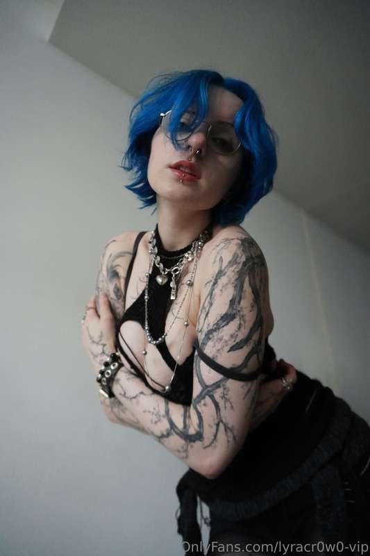 my kinda low cut top ;p
