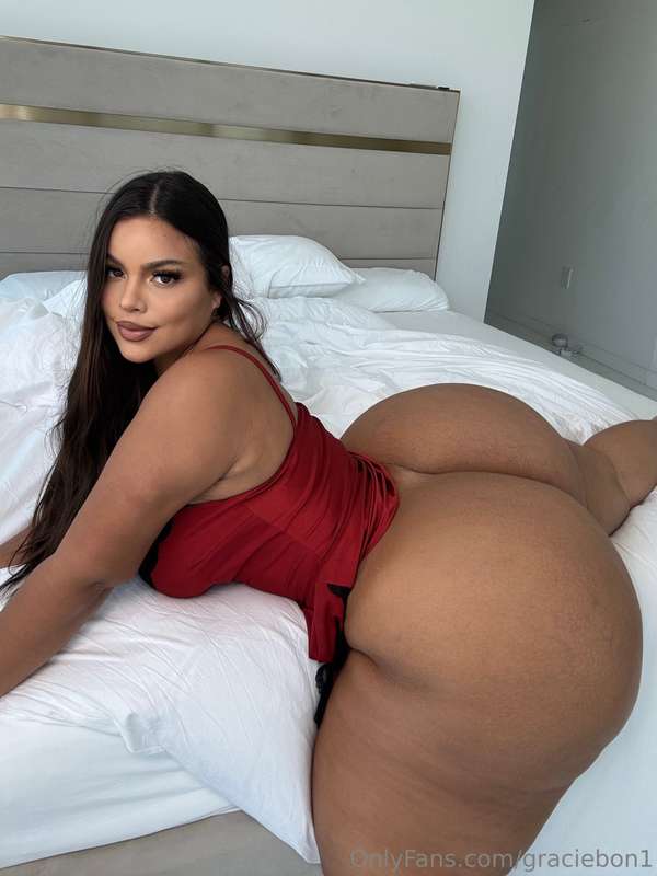 I’m going LIVE tonighttt and I might sit on my friends face ..