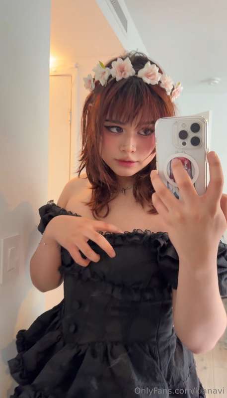 ahhhh I feel so pretty in this outfit I wish I had someone h..